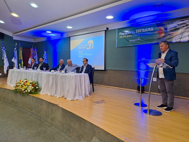 Foto mostra o superintendente da Suframa se pronunciando em evento comemorativo na Fecomércio-AM