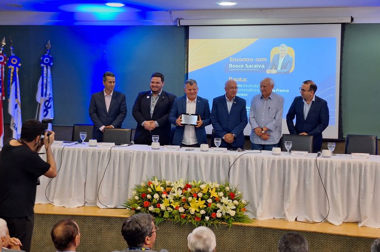 Foto mostra superintendente da Suframa mostrando placa recebida em homenagem da Fecomércio-AM