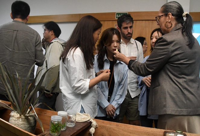 Foto mostra pessoas manuseando alguns produtos