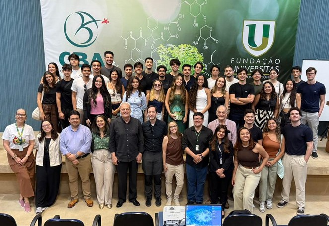 Foto mostra grupo de pessoas reunidas para fotografia