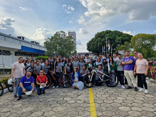 Foto mostra pessoas agrupadas para uma foto