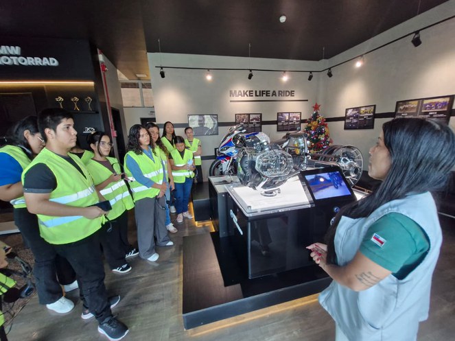 Foto mostra pessoas de colete verde