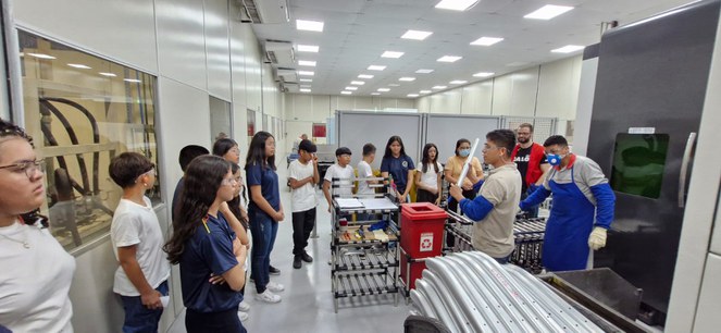 Foto mostra homem com óculos de proteção e segurando ferro nas mãos