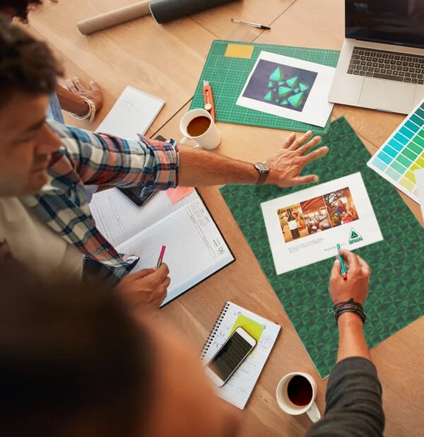 Foto de uma mesa com vários materiais de publicidade