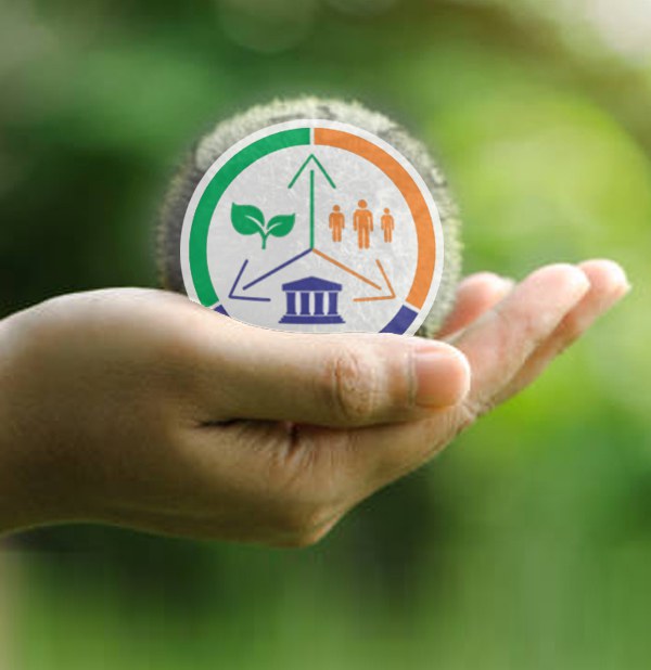 Foto de uma mão segurando o símbolo do programa ZFM+ESG, sobre um fundo verde