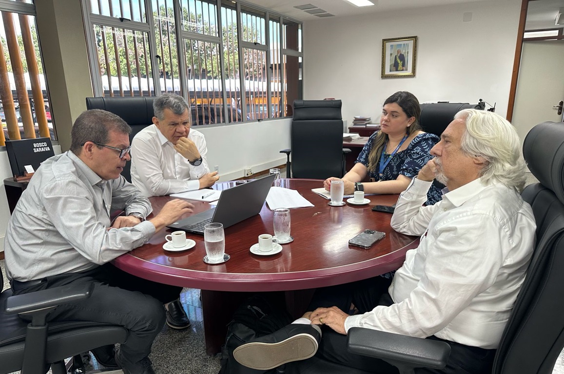 Reunião entre representantes da Suframa e da Companhia de Gás do Amazonas, na sede da Autarquia, discute possibilidades de promover o uso de combustíveis com maior grau de sustentabilidade entre as indústrias locais.