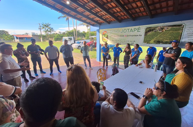 Superintendente Bosco Saraiva fala a agricultores em Itacoatiara