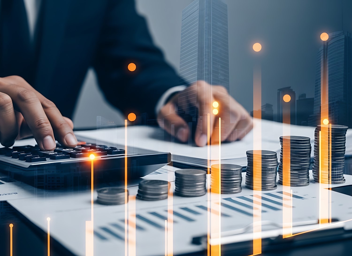 executivo utilizando a calculadora com algumas pilhas de moedas na mesa