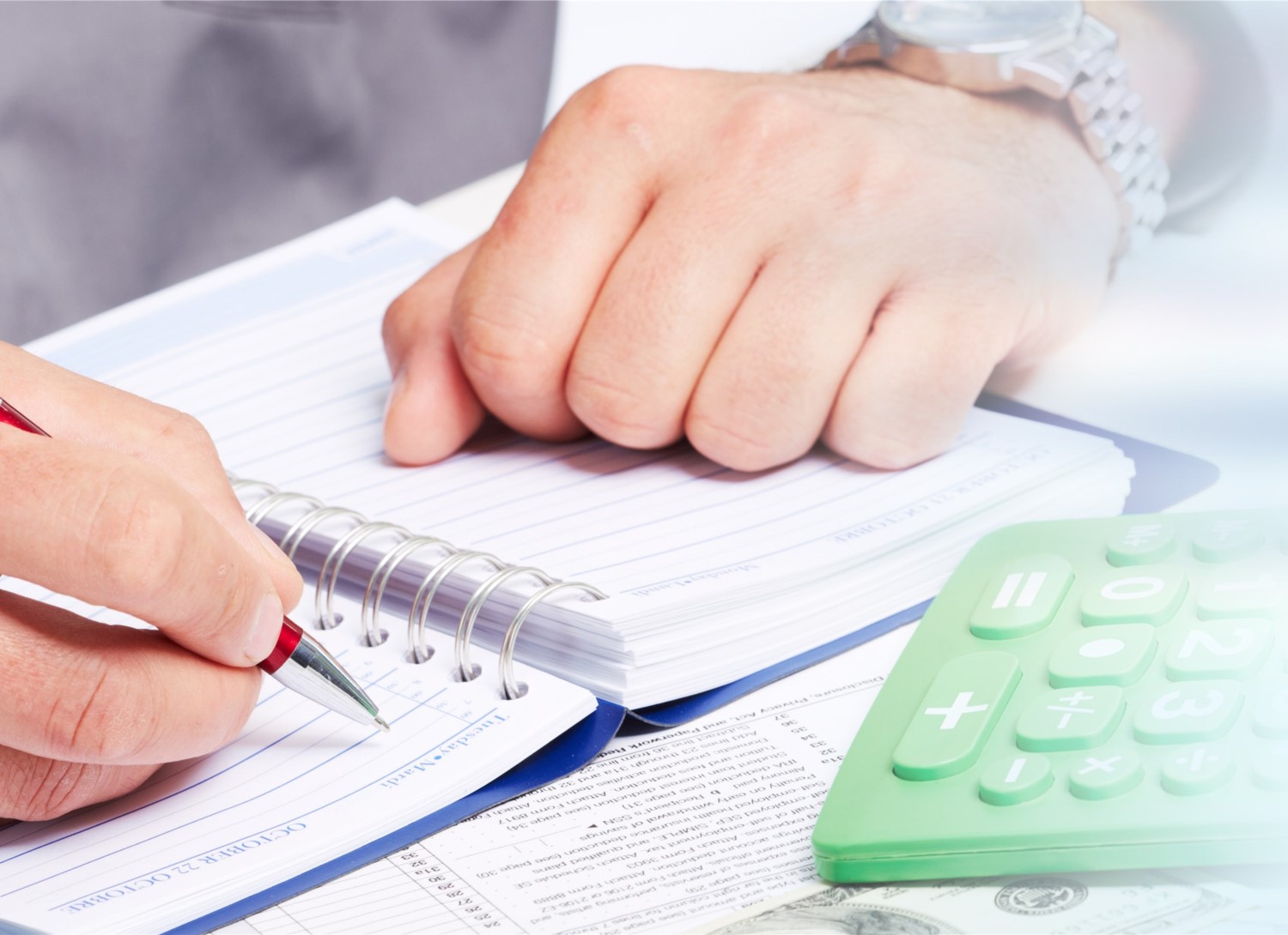 imagem de executivo utilizando calculadora