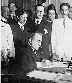 imagem de vargas assinando documento