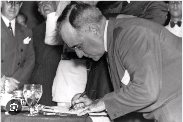 Vargas assinando outro documento sobre o decreto