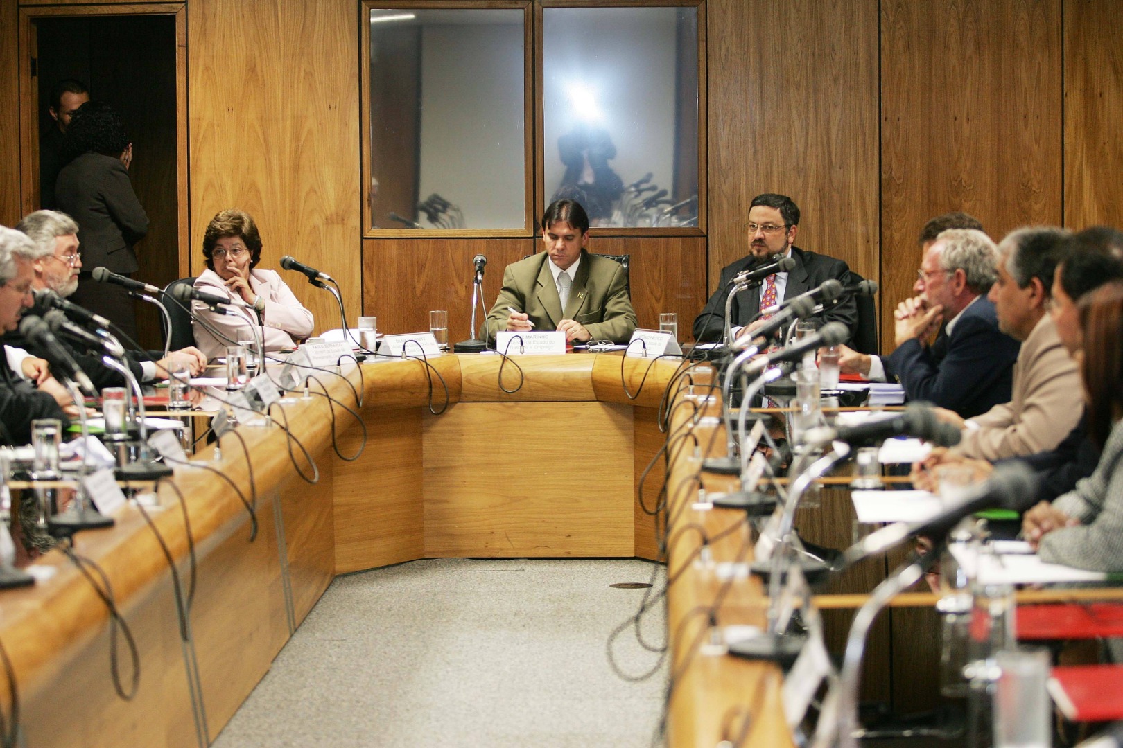 foto com vários politicos em discussão