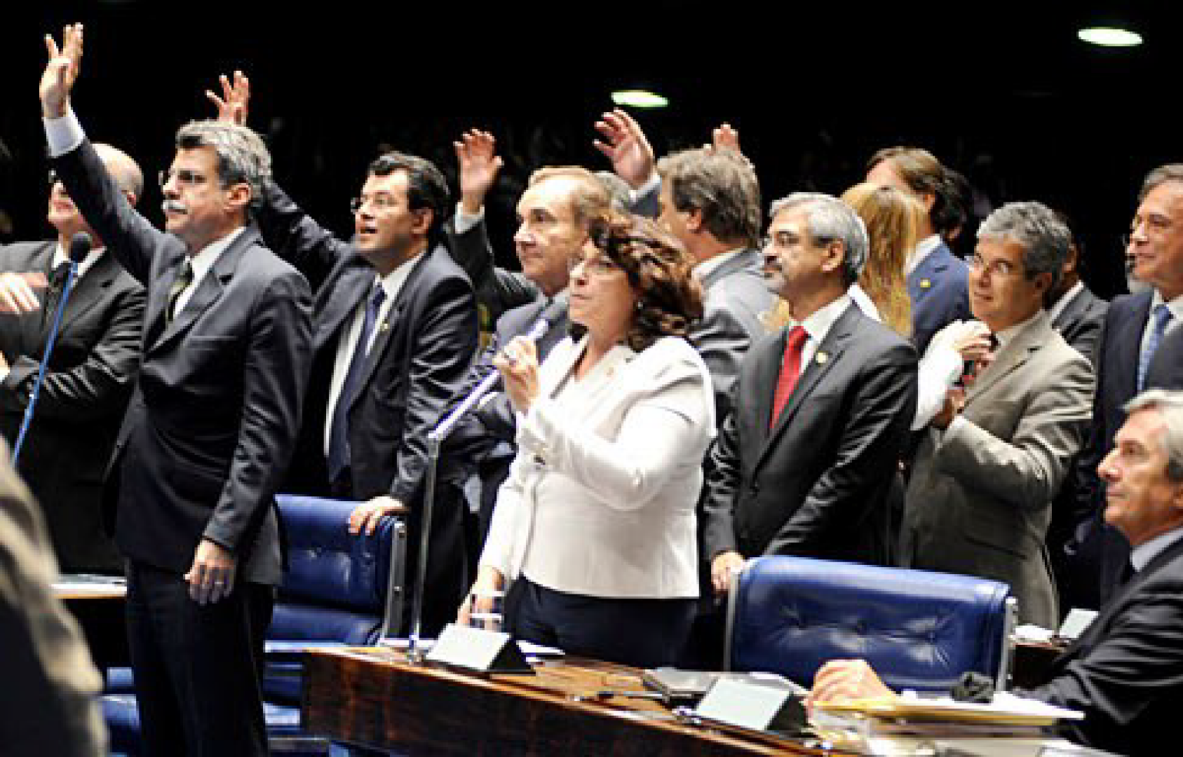 foto do senado aprovando sálario mínimo de 545 e política de reajuste
