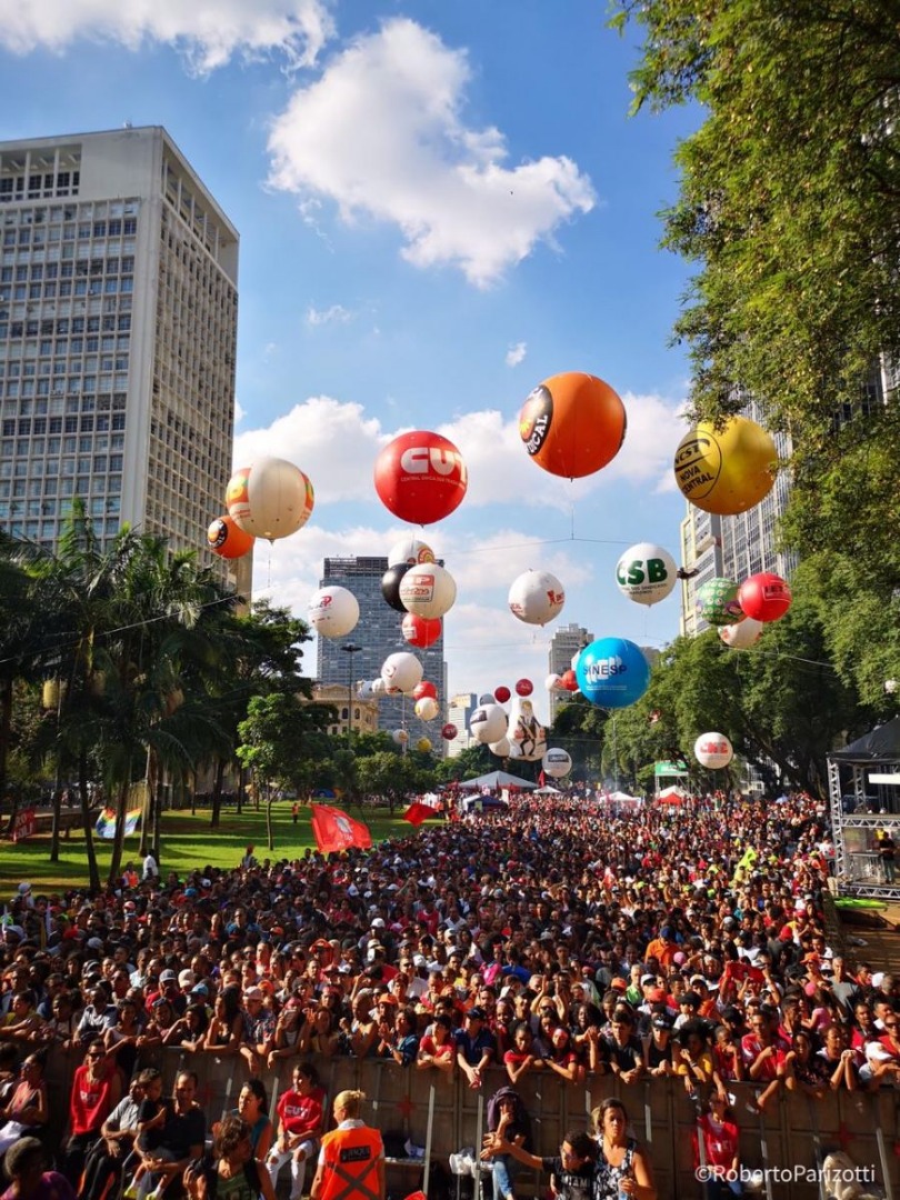Foto genérica de uma multidão