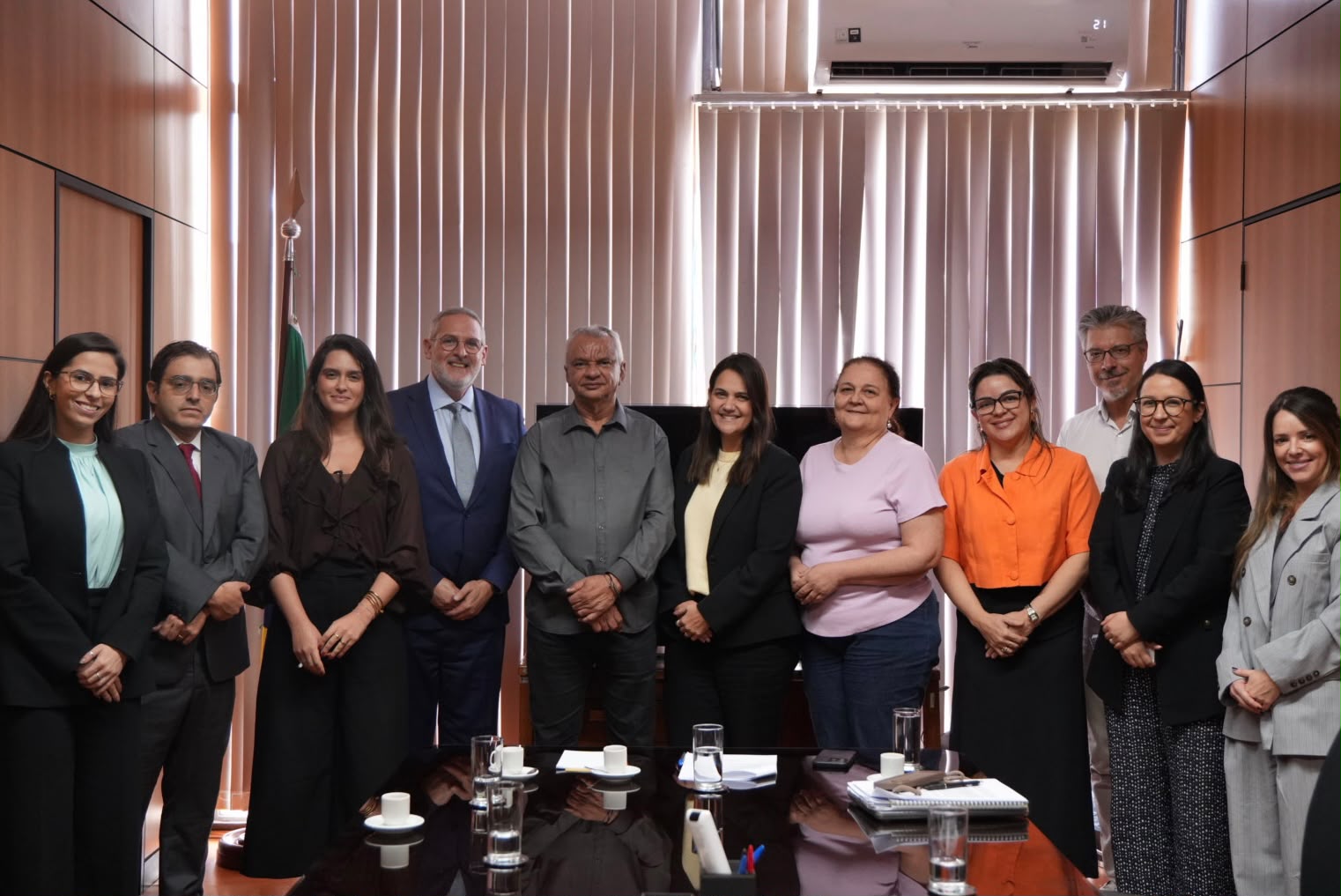 MTE recebe representantes da ABIR para discutir regulamentação da jornada 5x2