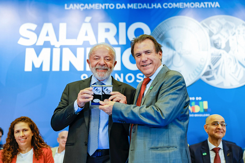 Governo Federal celebra 90 anos do salário mínimo com lançamento de medalhas comemorativas