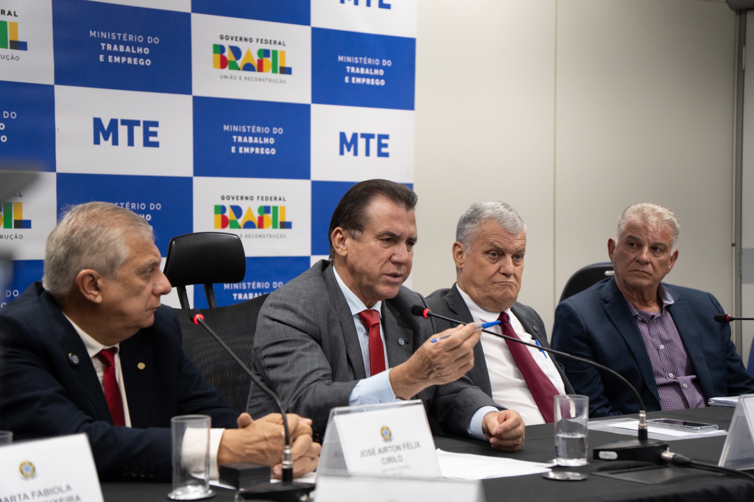 Governo discute linha de crédito para renovação da frota de taxistas, diz Luiz Marinho