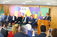 “Salário mínimo não só estimula a atividade econômica, como também as negociações coletivas”, destaca Luiz Marinho