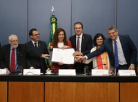 Governo e sindicatos assinam regras da Mesa de Negociação Permanente com servidores