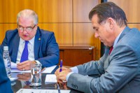 Luiz Marinho recebe do deputado Augusto Coutinho (Republicanos-PE)  proposta de relatório sobre PLP 12/24