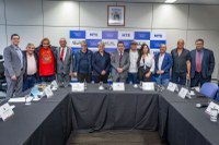 Luiz Marinho recebe grupo de sindicalistas da América Latina