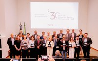 Luiz Marinho homenageia representantes do Grupo de Apoio Permanente do CCFGTS em comemoração aos 30 anos da criação do colegiado