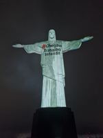 Cristo Redentor iluminado marca Dia Nacional e Mundial de Combate ao Trabalho Infantil