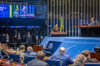 Em sessão solene no Senado, Marinho diz ser um absurdo estimular o debate contra a CLT