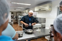 Exames de saúde, oficinas de alimentos e serviços de beleza gratuitos estão disponíveis até sexta-feira (9) no estacionamento do MTE