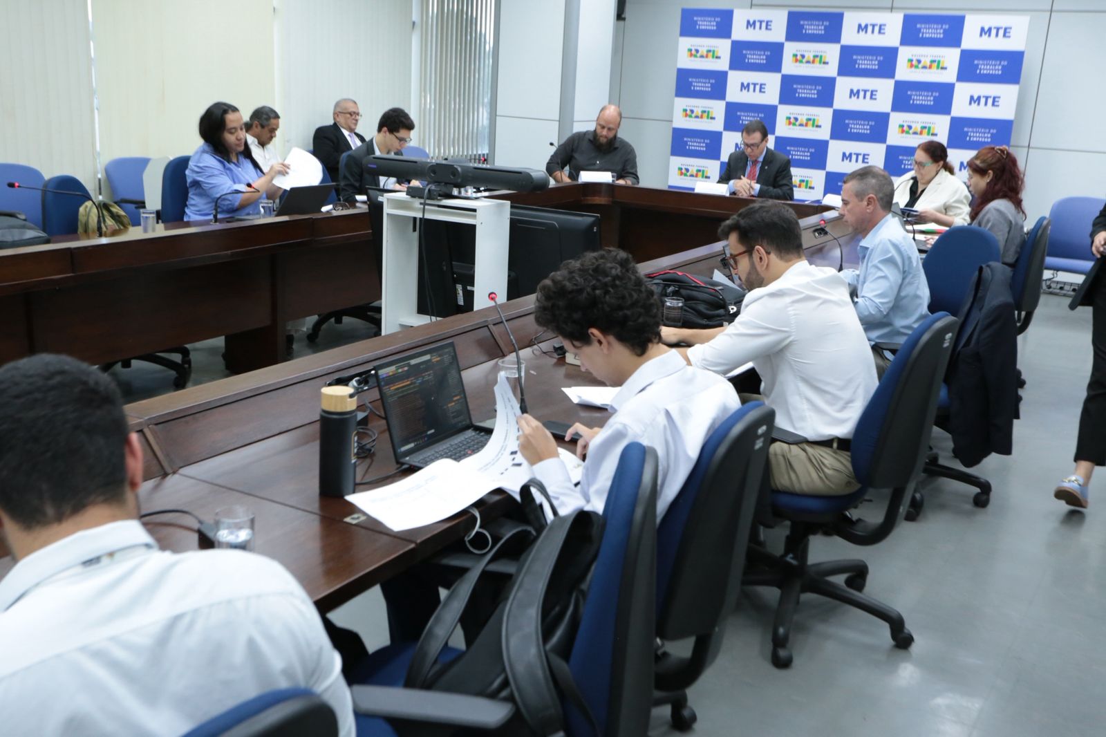 Setor de serviços lidera contratações e impulsiona saldo positivo do emprego no ano