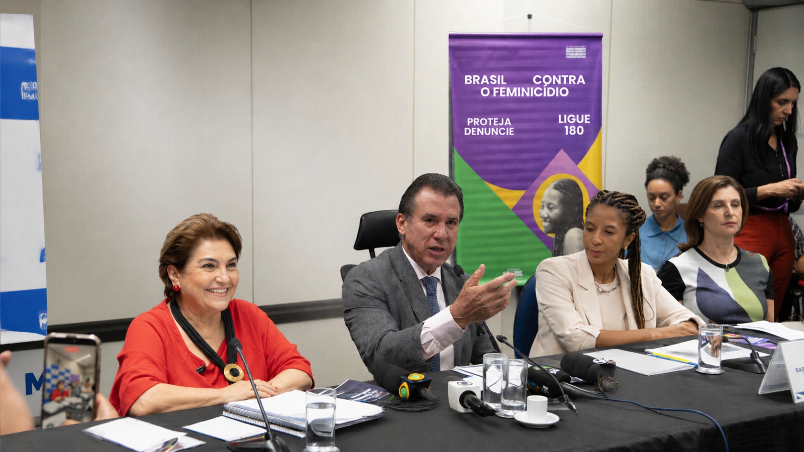 Relatório aponta que mulheres recebem 21,3% a menos que homens, apesar do aumento da participação feminina no mercado