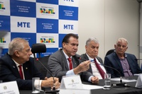 Governo discute linha de crédito para renovação da frota de taxistas, diz Luiz Marinho