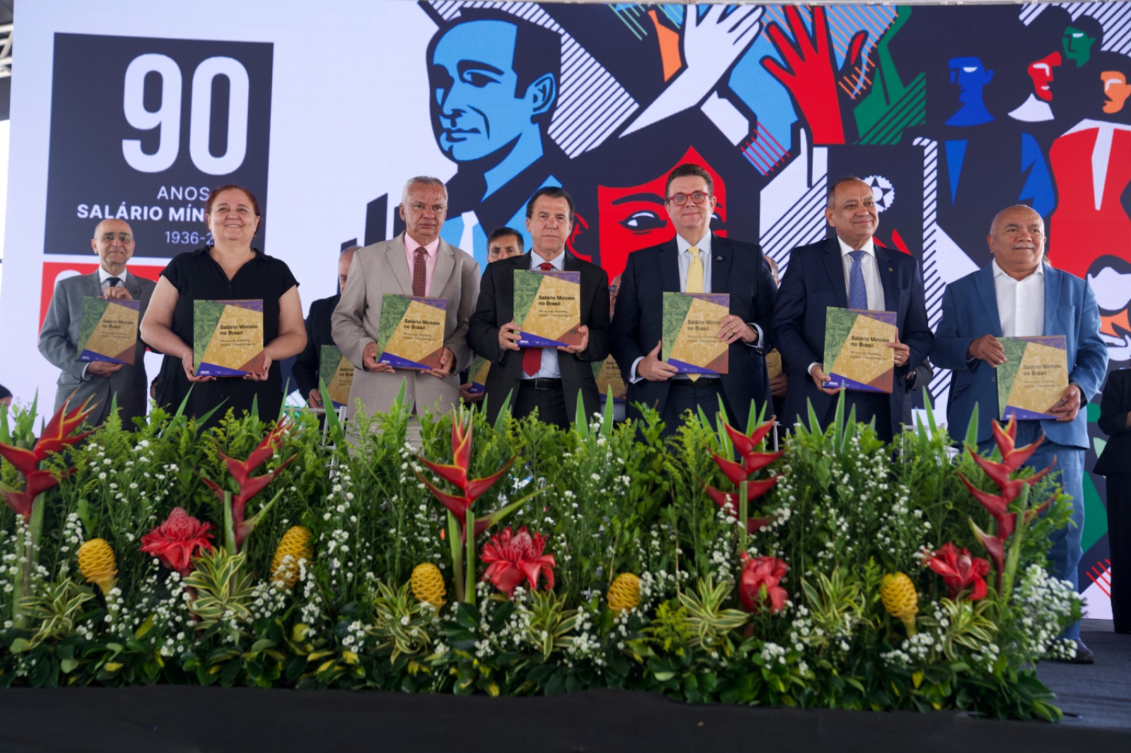 Em evento comemorativo, MTE marca os 20 anos da política de valorização do salário mínimo e lança livro sobre a trajetória histórica do piso nacional.