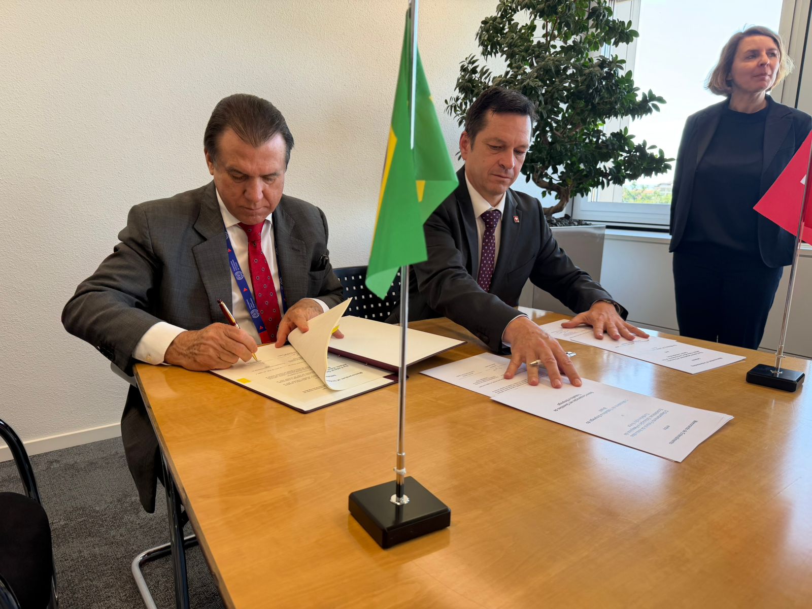 Em Genebra, ministro participa de encontros com representantes de trabalhadores e empregadores, reforça posições do Brasil sobre trabalho em plataformas, jornada e inteligência artificial, e firma memorandos de cooperação com Suíça e Espanha.