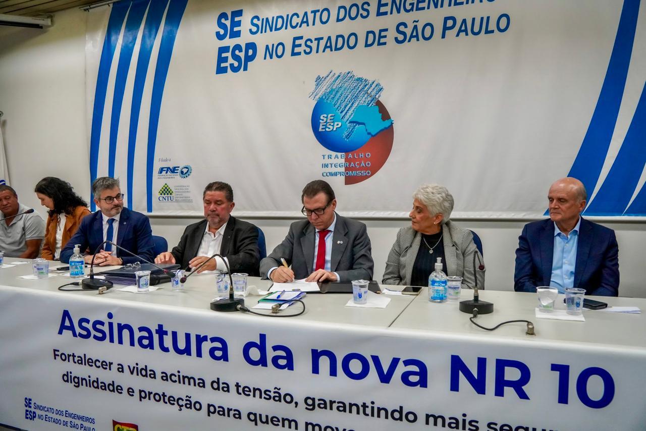 Ministro assina Portarias que reforçam ações de prevenção e orientação com foco na formalização e na melhoria das condições de trabalho no setor elétrico e rural