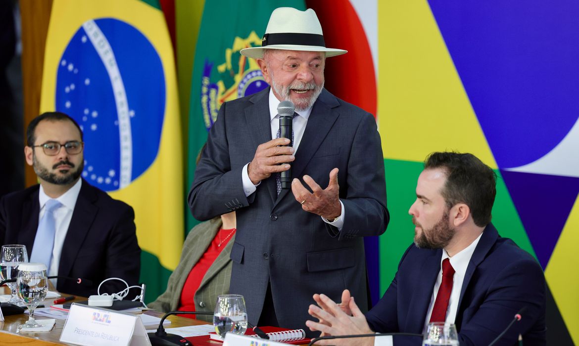 Medida também libera o saque residual de R$ 7,7 bi de saldo bloqueado para cotistas que optam pelo saque-aniversário e foram demitidos.