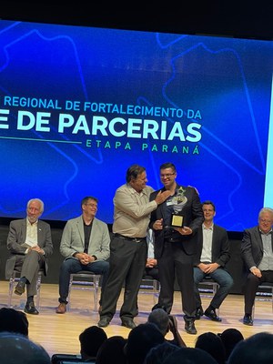 12-04-2023 - Passagem da Taça da Rede no 18º Fórum de Fortalecimento da Rede de Parcerias - Etapa Paraná