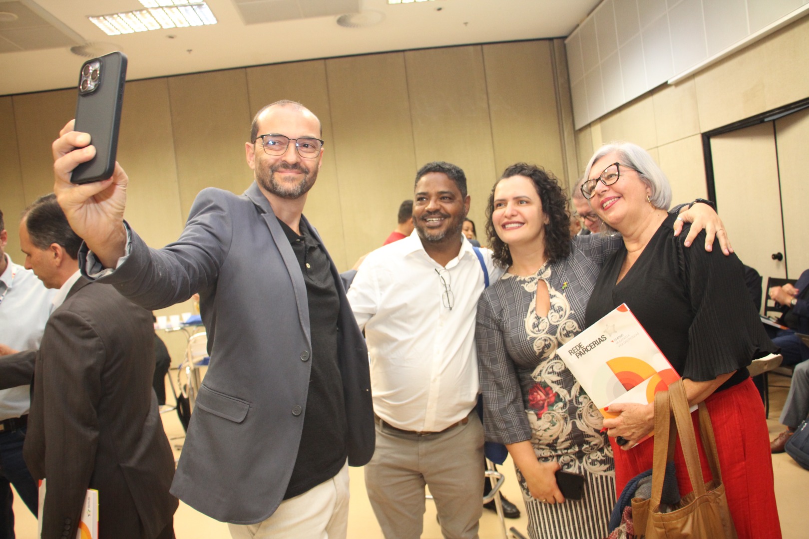 Lançamento do Livro 10 anos da Rede de Parcerias - dia 02-06-2025 (162).JPG