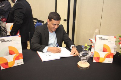 Lançamento do Livro 10 anos da Rede de Parcerias - dia 02-06-2025 (253).JPG