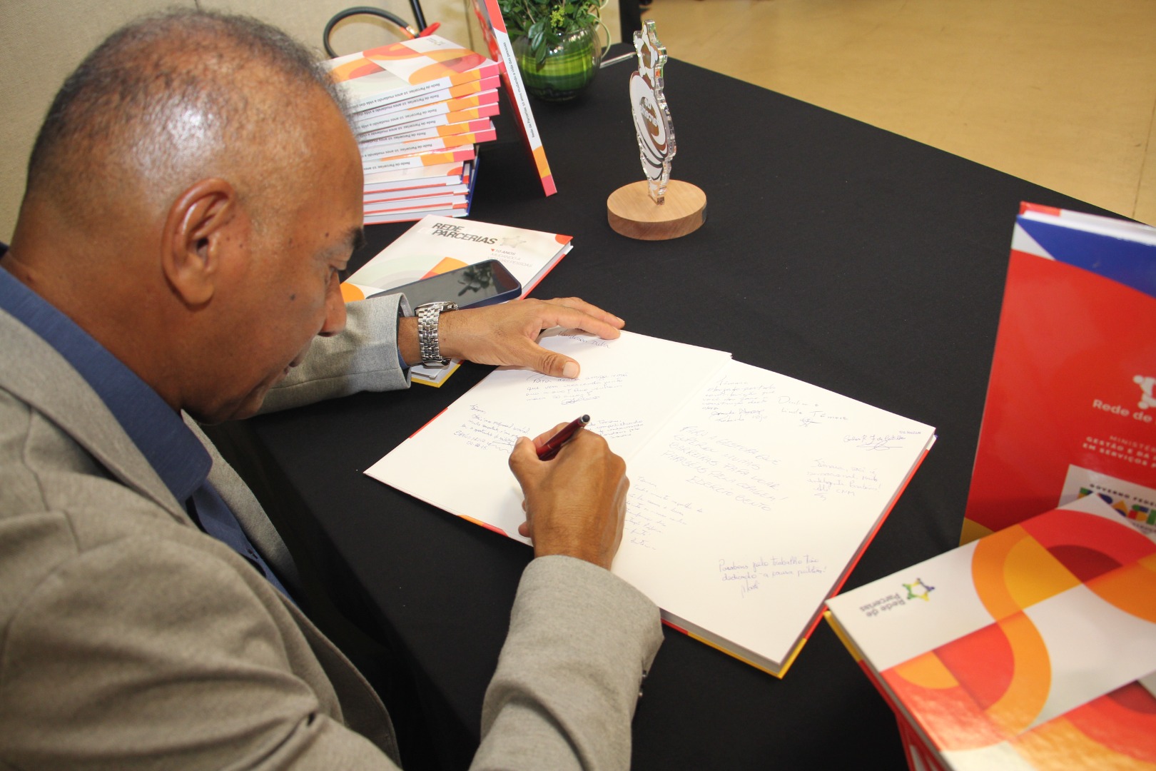 Lançamento do Livro 10 anos da Rede de Parcerias - dia 02-06-2025 (260).JPG