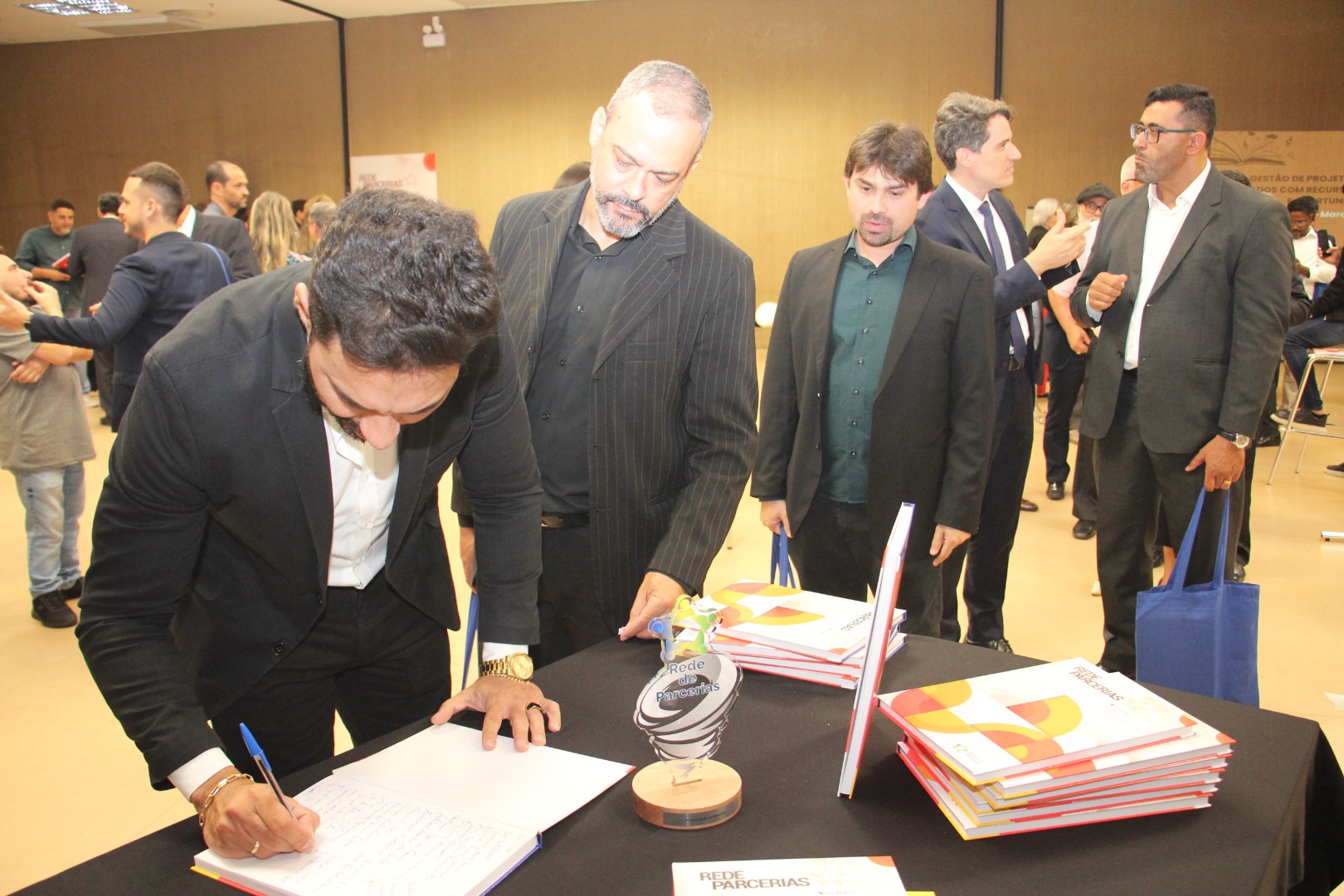 Lançamento do Livro 10 anos da Rede de Parcerias - dia 02-06-2025 (313).JPG