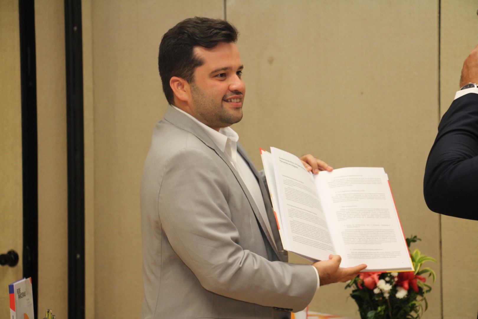 Lançamento do Livro 10 anos da Rede de Parcerias - dia 02-06-2025 (34).JPG