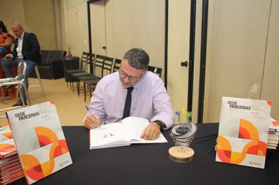 Lançamento do Livro 10 anos da Rede de Parcerias - dia 02-06-2025 (93).JPG