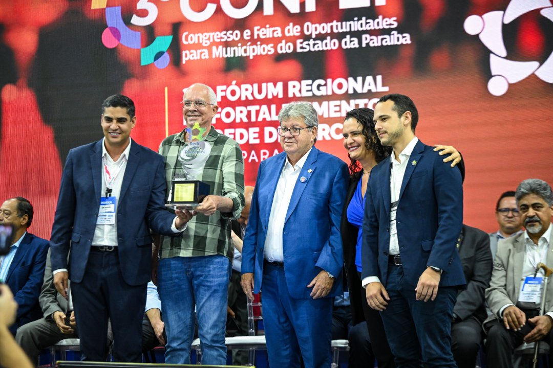 Entrega do troféu da Rede ao estado da Paraíba