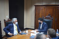 Projetos ferroviários em Goiás são temas de audiência entre ministro substituto e governador