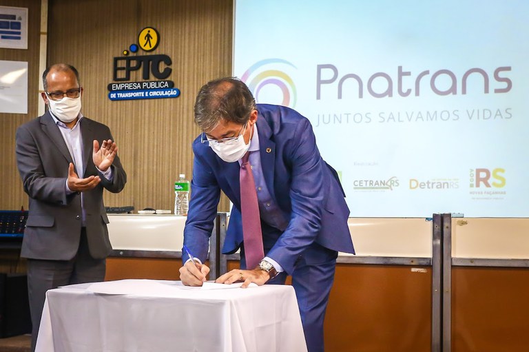 Secretário Frederico Carneiro assinou o termo de adesão do RS ao Pnatrans