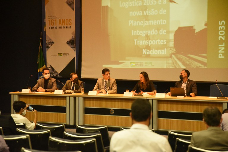 Secretária Natália Marcassa abre a discussão sobre o PNL 2035