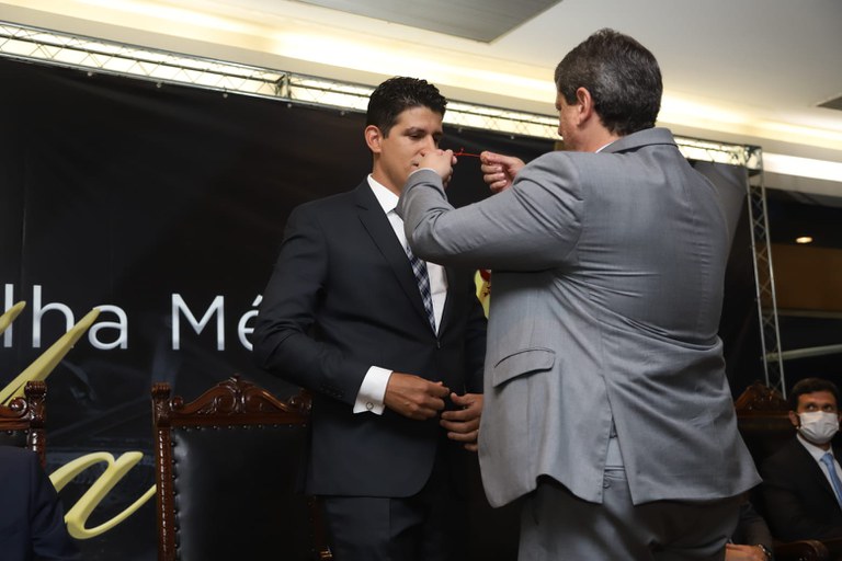 Ministro Tarcísio entregou a medalha ao secretário-executivo Marcelo Sampaio