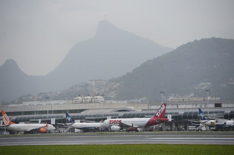 Aviões pousados no Aeroporto de Santos Dumont