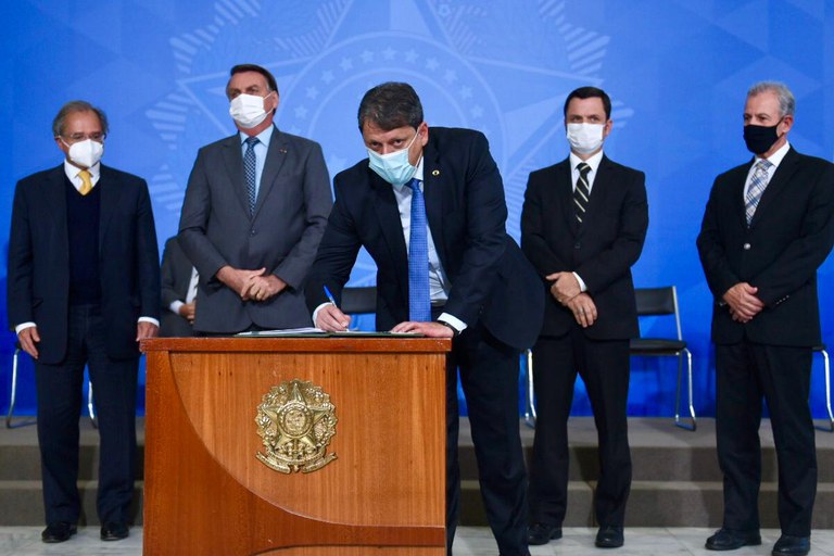 Ministro assina medida provisória do DT-E